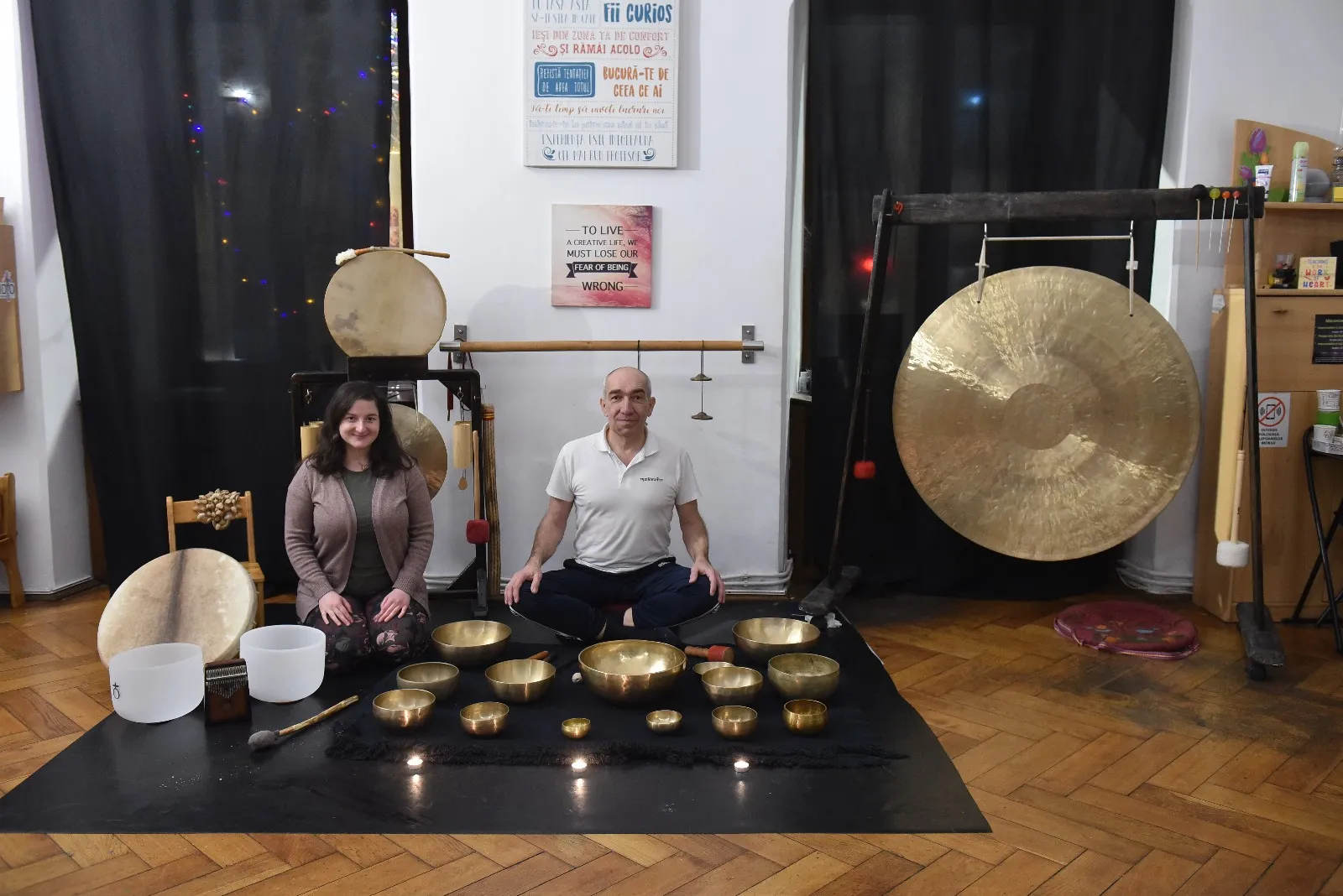 Ștefan Marton și Andreea Gorgan în timpul unei sesiuni de călătorie sonoră cu boluri tibetane